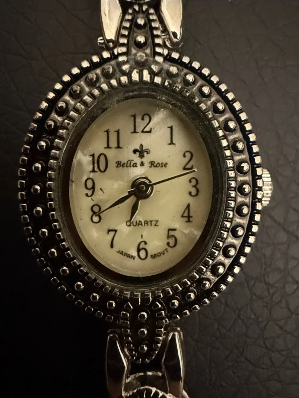 Silver-Tone Oval Vintage Bracelet Watch - Quartz